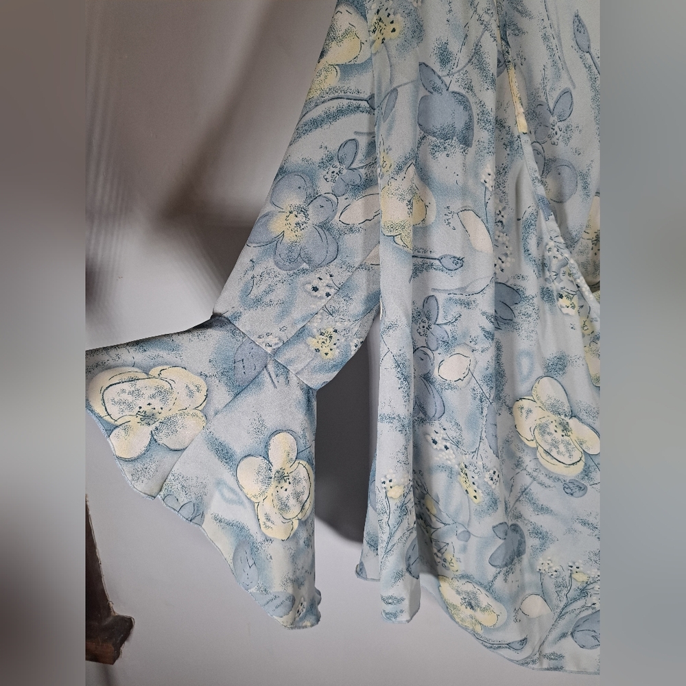 East West Vintage Baby Blue Floral Flowy Top Size Large Cross Front 3/4 Sleeve - Picture 2 of 10